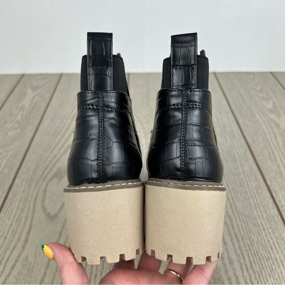 DV Dolce Vita Women's Rielle Chelsea Lug Sole Booties 7M Black Exotic $70 - Picture 7 of 9